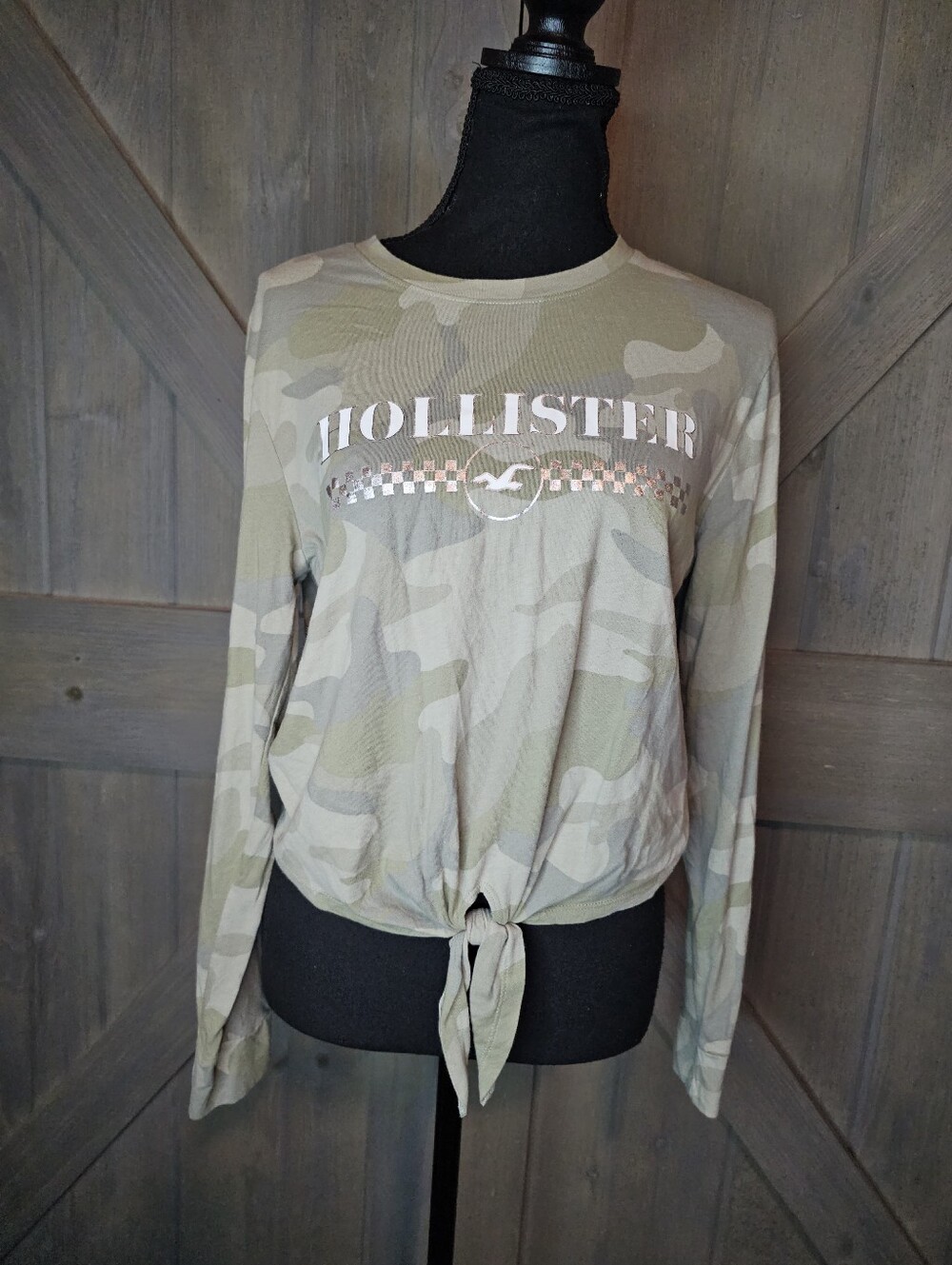 Hollister Camo Tie Front Long Sleeve Graphic Crop Top Women's XS